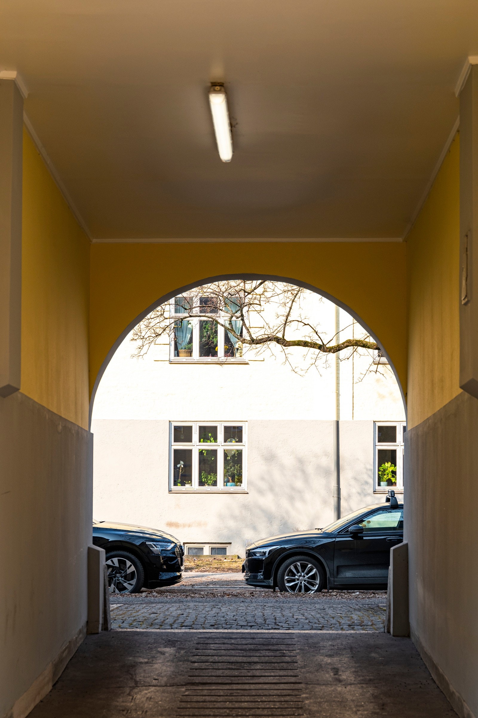 Gården ble oppført i tidsrommet 1924-1925 og er i dag bestående av 94 leiligheter. Galleribilde