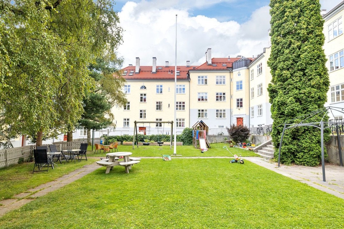 Bakgården er pent opparbeidet om sommeren. Galleribilde