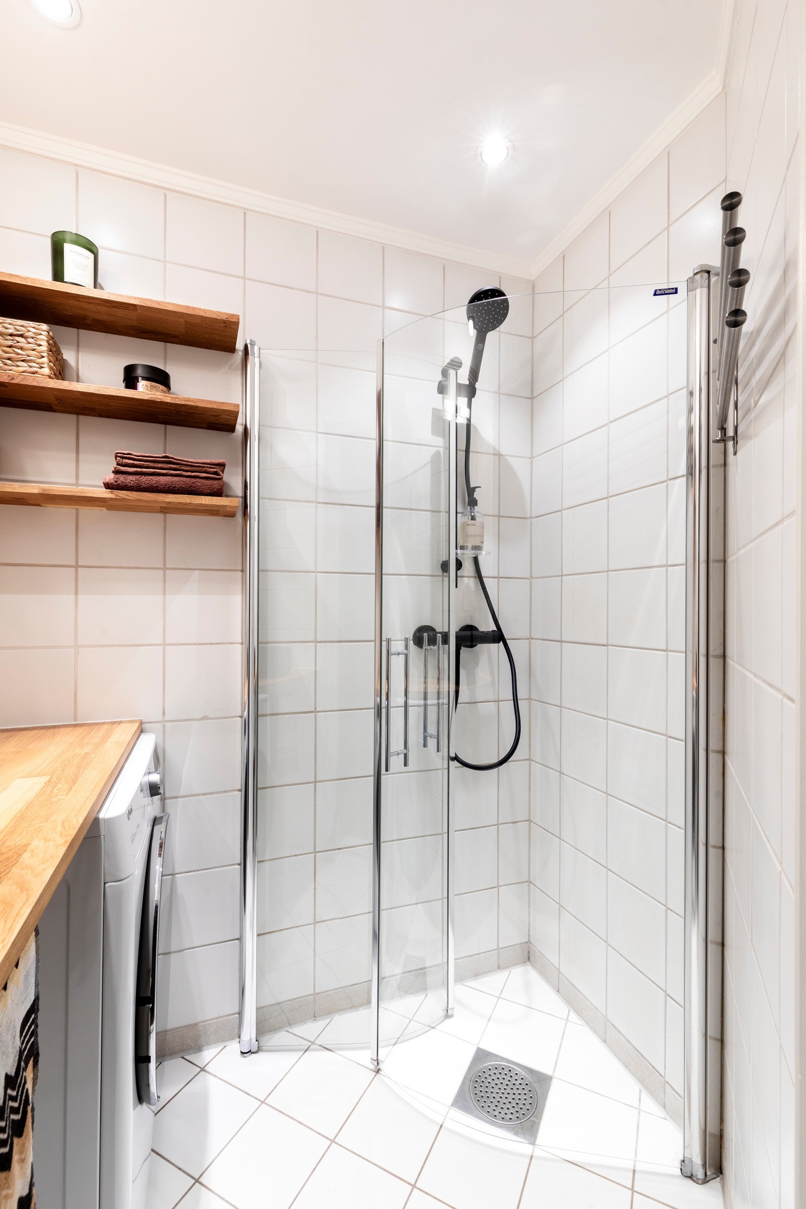 Badet er utstyrt med varmekabler i gulv og downlights i taket. Galleribilde
