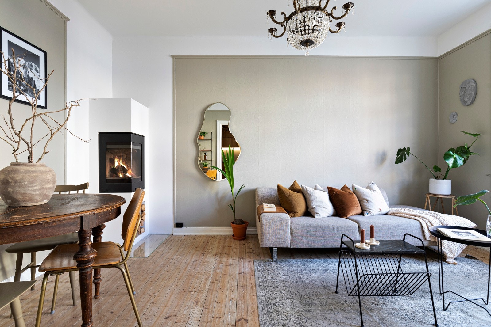 Stuen har plass til både sofa og spisegruppe. Galleribilde
