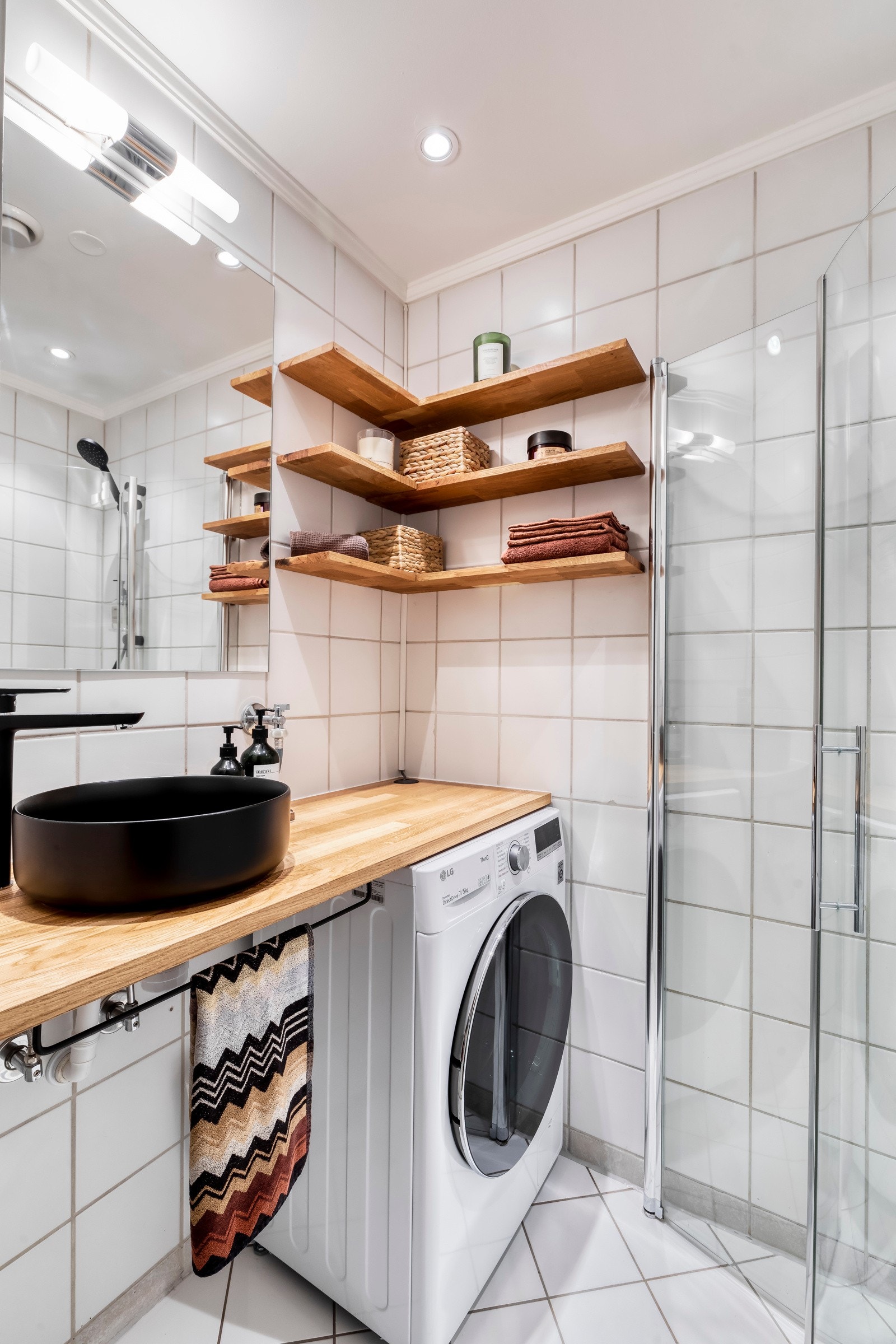 Badet er har smarte hylleløsninger montert på vegg, samt benkeplate fra vegg til vegg for optimal utnyttelse av plassen. Galleribilde