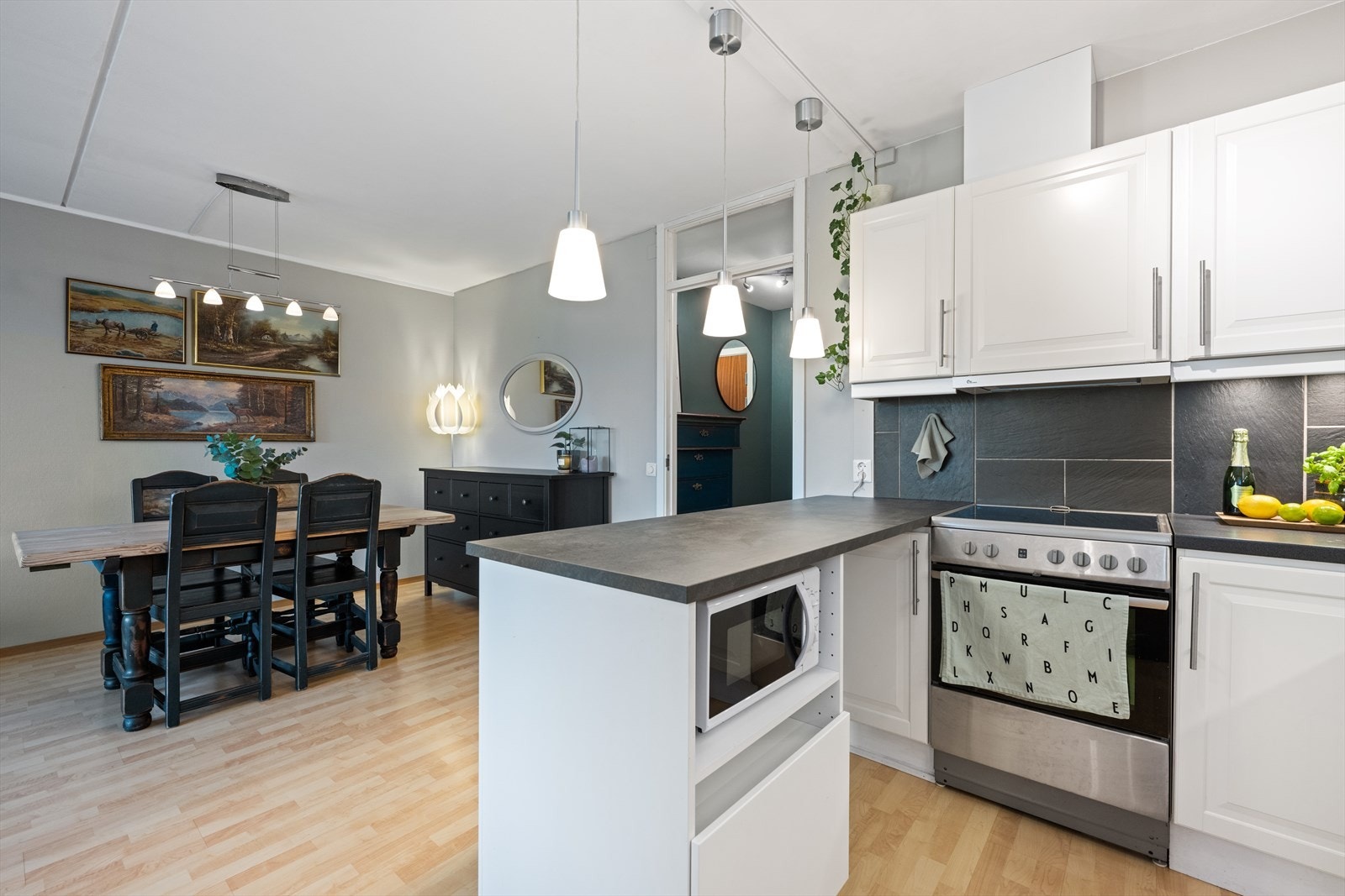 Mellom kjøkkenet og stuen er det plass til en trivelig spisegruppe. Det er også sitteplass ved kjøkkenøyen. Galleribilde