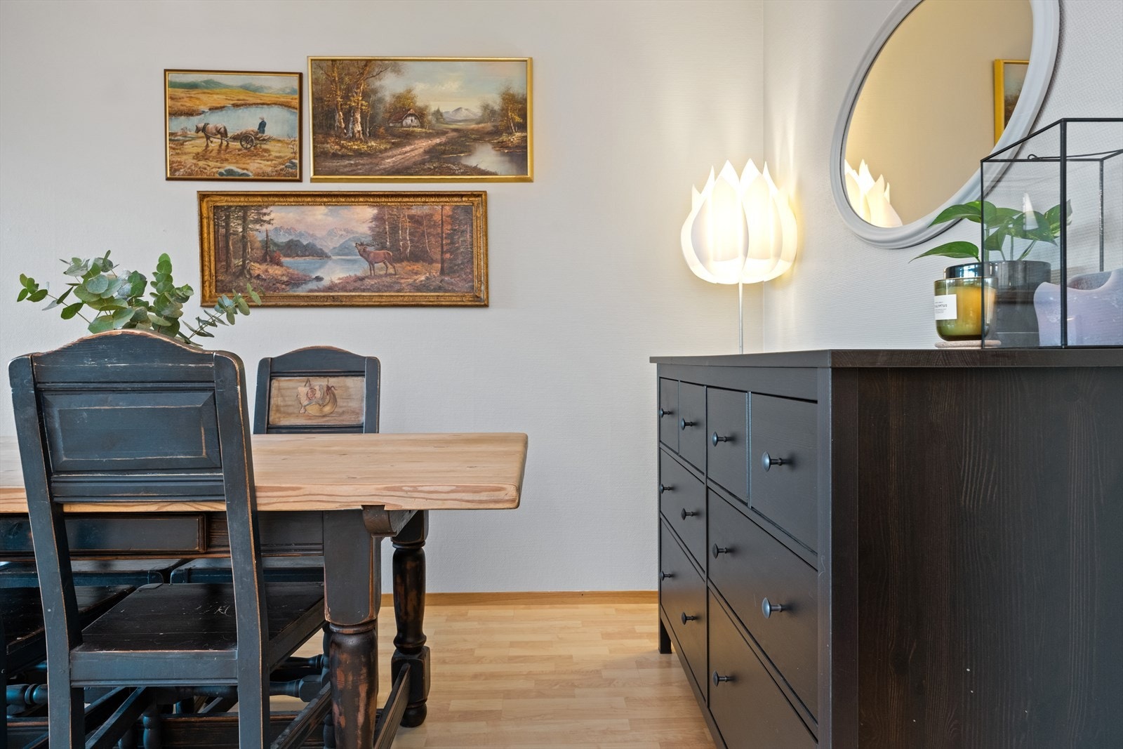 Det er plass til garderobeløsning inntil veggen. Galleribilde