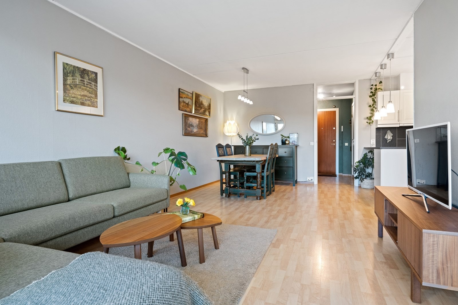 Store vindusflater fyller rommet med naturlig lys. Galleribilde