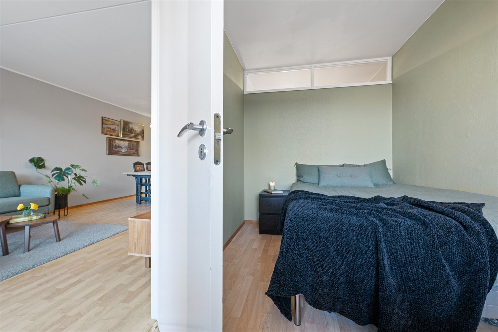 Soverommet er malt i en moderne farge og har lys laminat på gulvet. Galleribilde