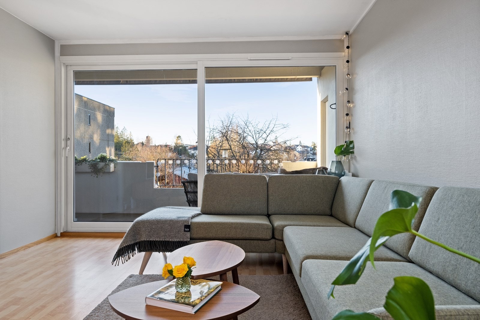 Leilighetens stue fremstår som romslig og er et trivelig sted å være. Galleribilde