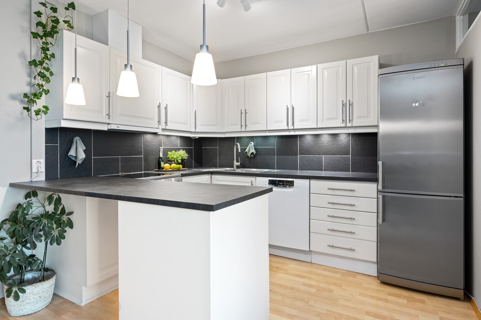 Her er det godt med benke- og oppbevaringsplass. Galleribilde