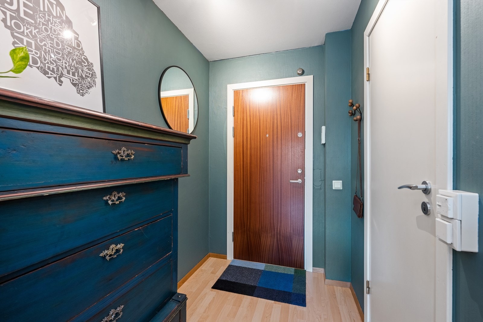 Entréen er malt i en tidsriktig farge og har plass til garderobeløsning. Galleribilde