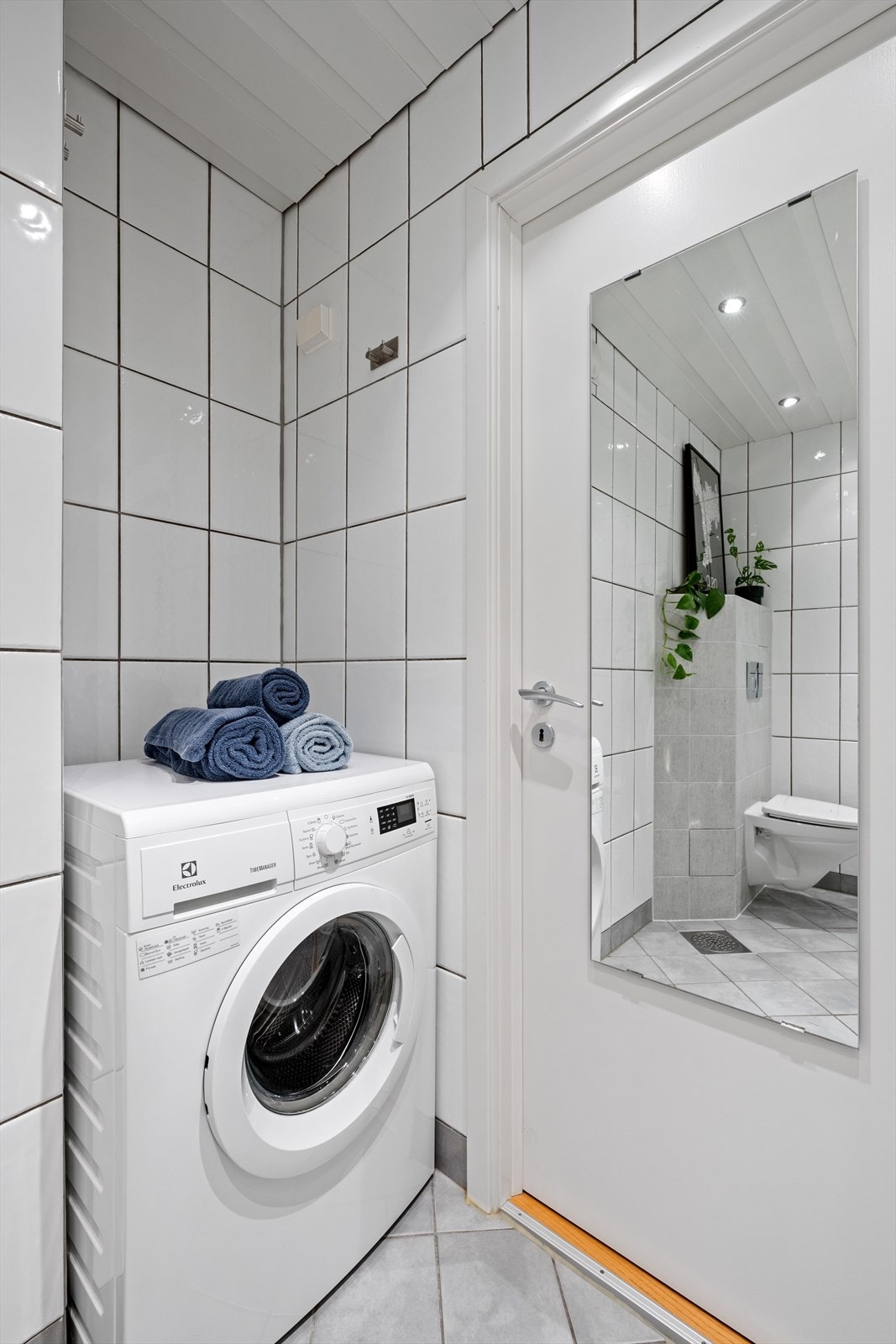 Her er det opplegg for vaskemaskin og godt med belysning fra downlights i taket. Galleribilde