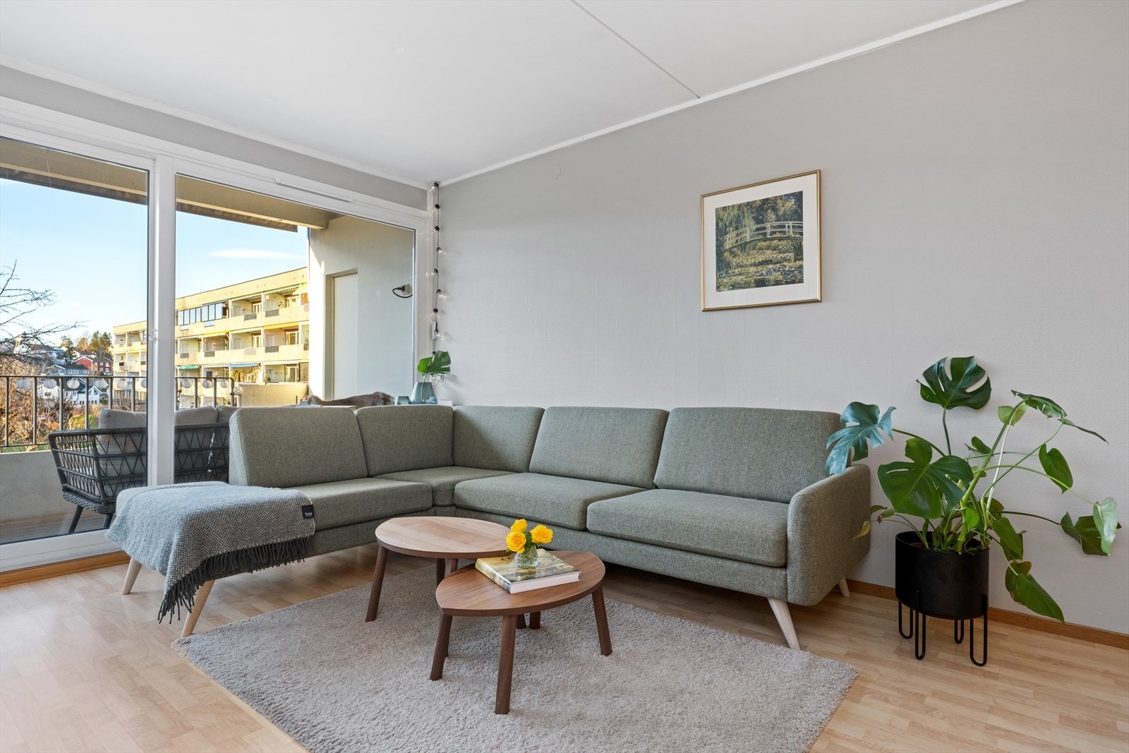 Stuen ble i 2021 malt i en behagelig gråfarge. Galleribilde