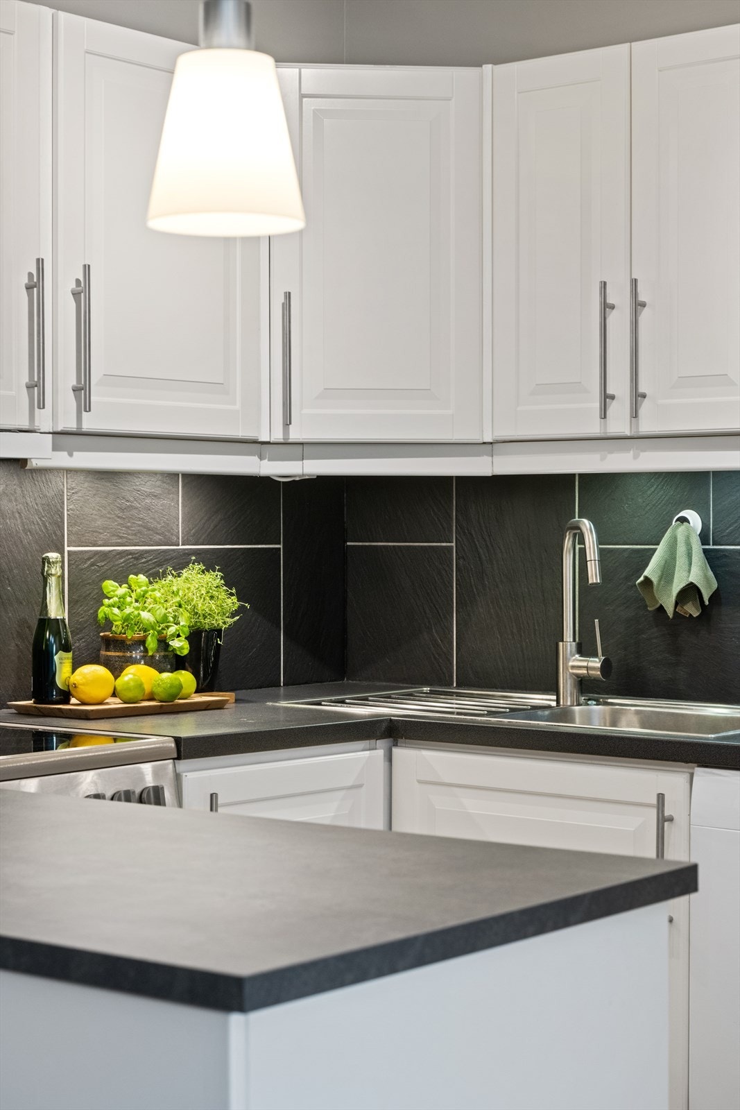 Kjøkkenet har tidsriktige grå fliser mellom over og underskap. Galleribilde