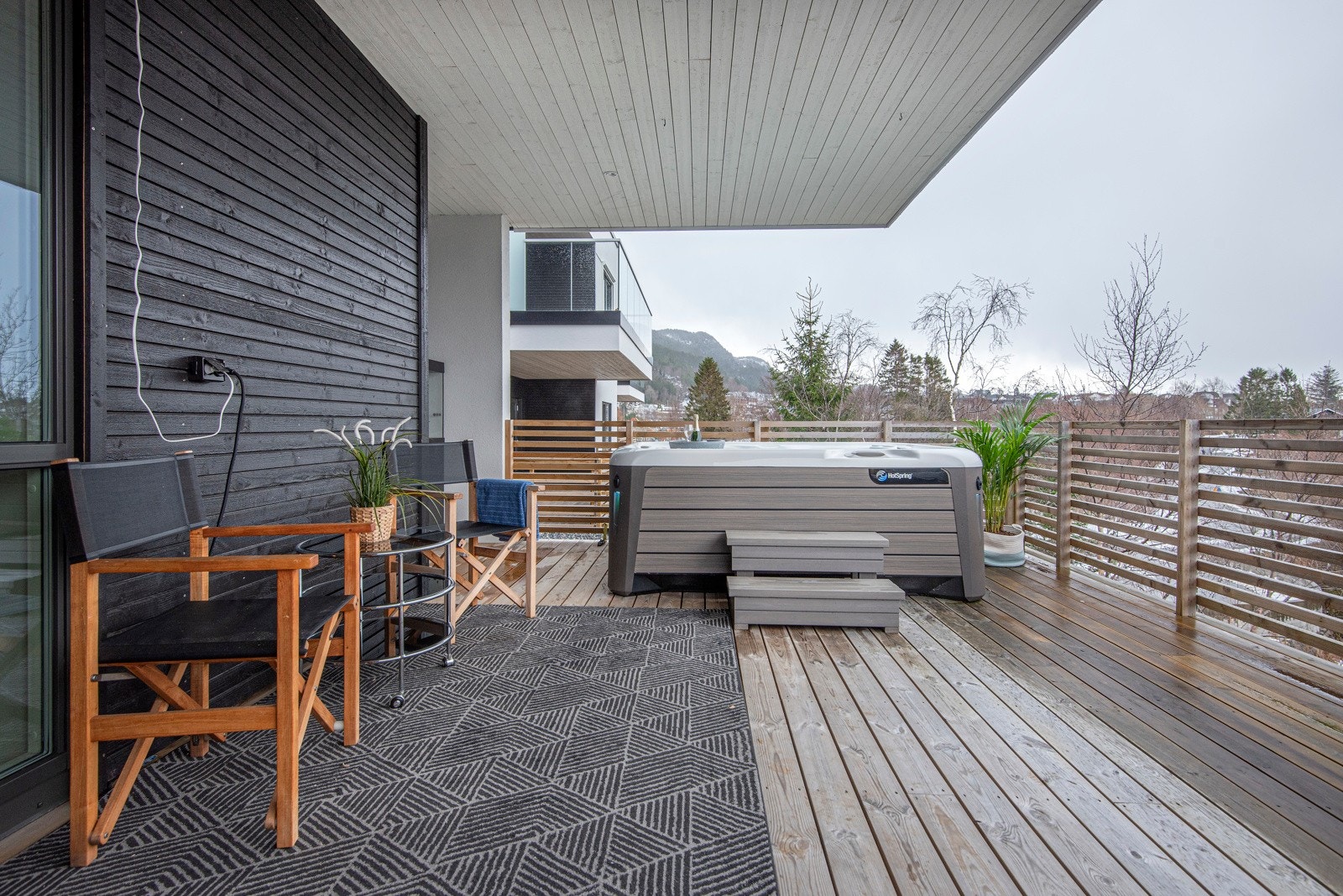 Her sitter man godt skjermet for vestavind og regn, og kan nyte flere av årstidene. Galleribilde