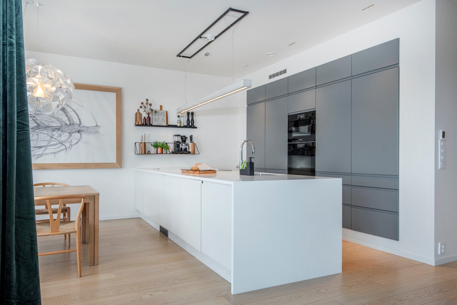 Lekkert kjøkken med kjøkkenøy med god benkeplass og mulighet for å lage mat til den flotte utsikten. Galleribilde