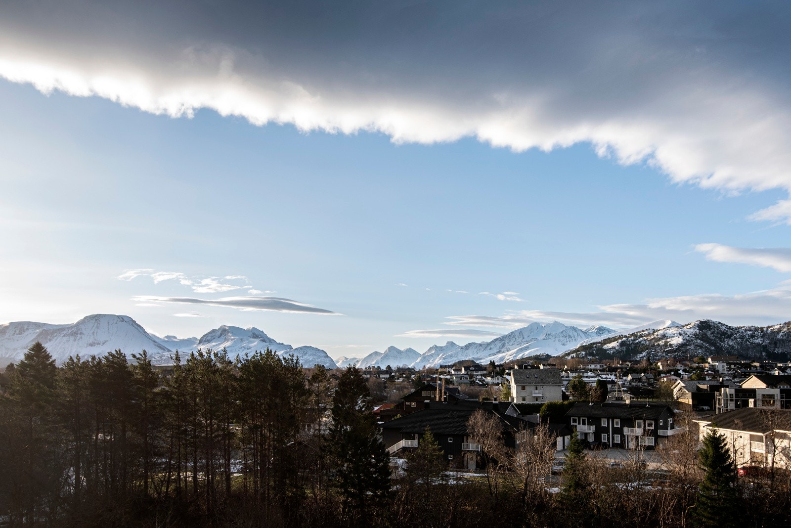 Utsikt mot Sunnmøralpene i syd og sydøst. Galleribilde