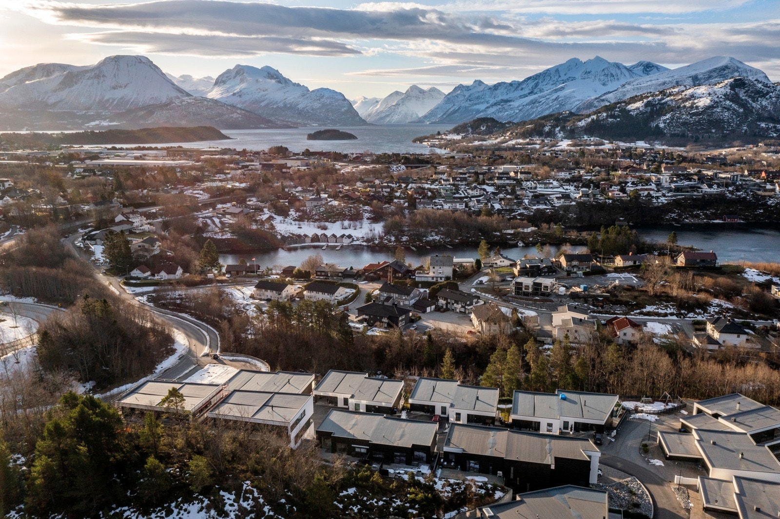 Man bor i idylliske omgivelser nært sjøen og Sunnmørsalpene. Samtidig bor man sentralt til. Galleribilde