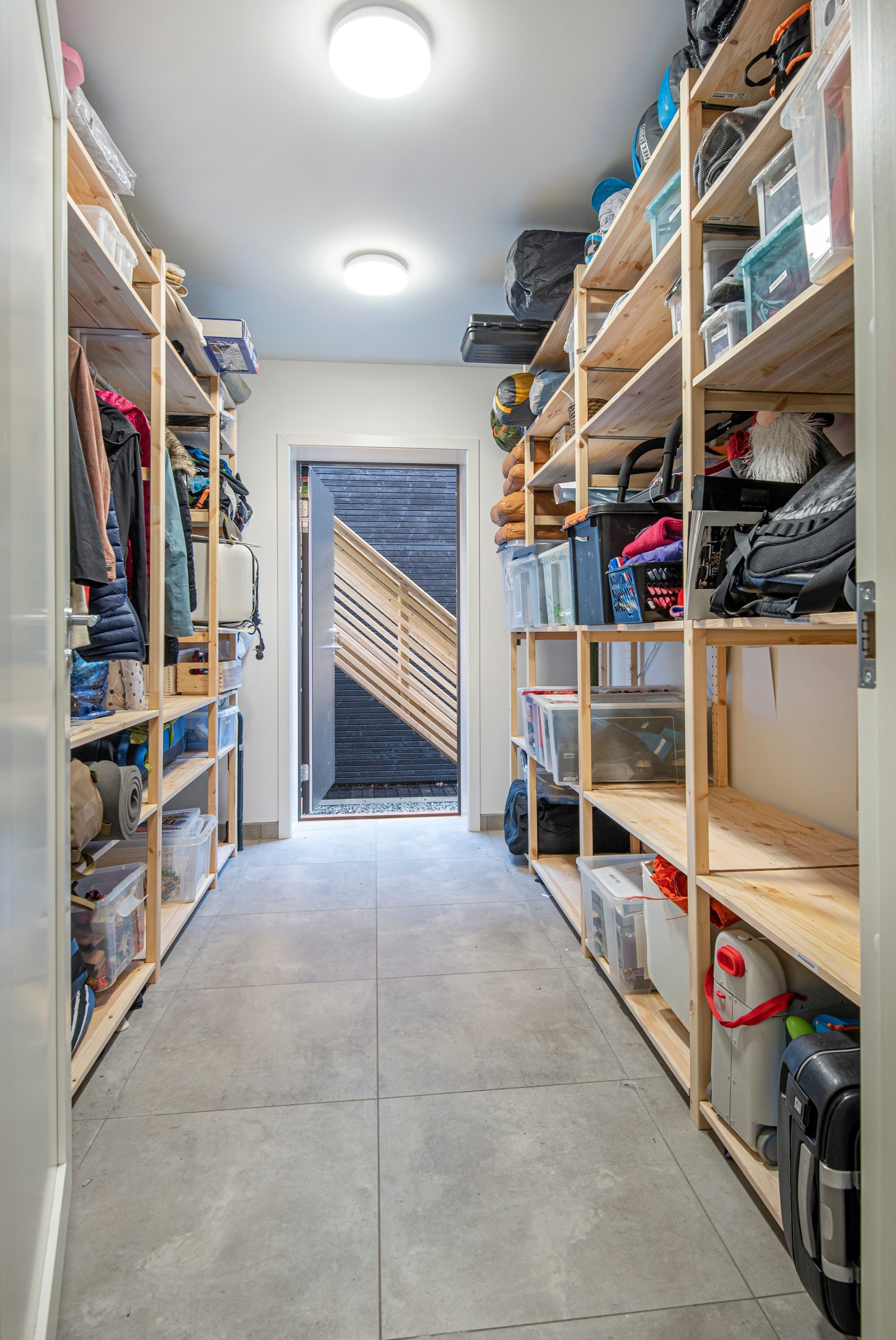 Bod/gang med dør ut til flotte uteområde i underetasjen. Galleribilde