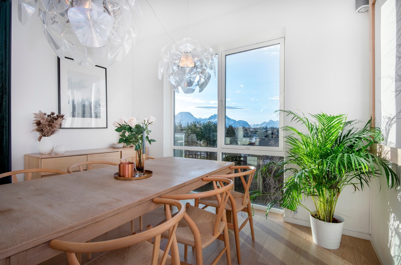 God plass til spise bord, og nydelig utsikt fra kjøkkenet. Galleribilde