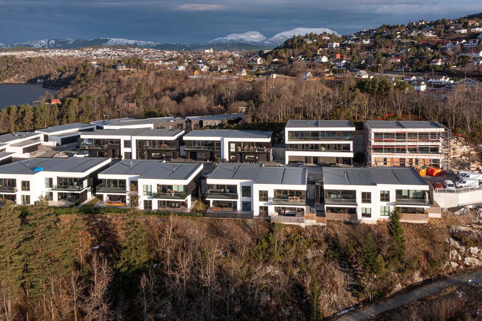 Gullatoppen ligger høyt i terrenget med flotte utsiktsforhold og skjermet beliggenhet. Galleribilde