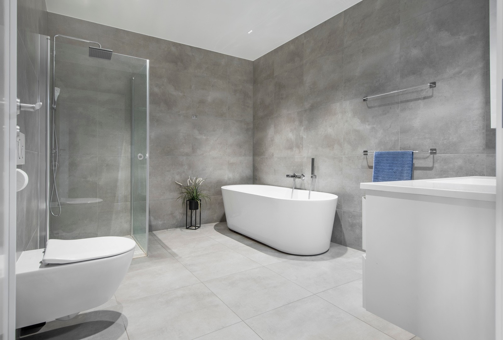 Badet i underetg er meget stort med både dusj og lekkert badekar. 60x60 fliser og påkostede innredningsvalg gir et eksklusivt preg. Galleribilde