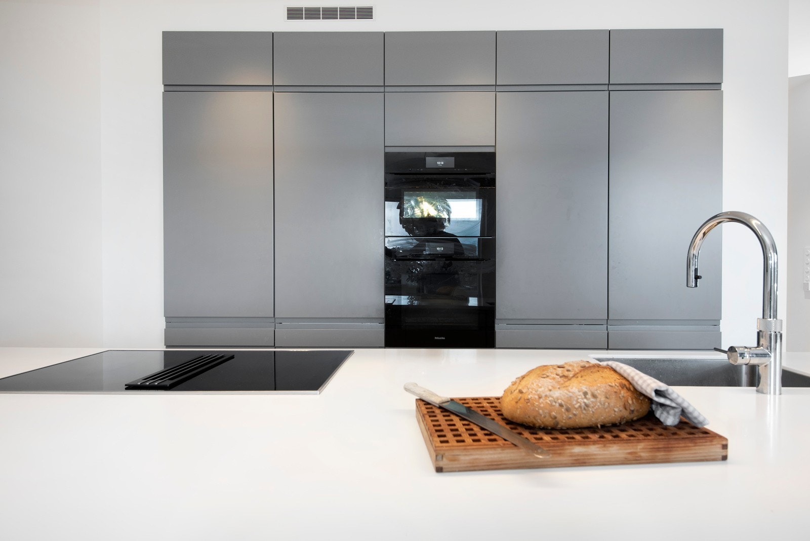 Integrerte hvitevarer og delikate overflater. Hvitevarene er hovedsakelig fra kvalitetsleverandøren Miele. Galleribilde