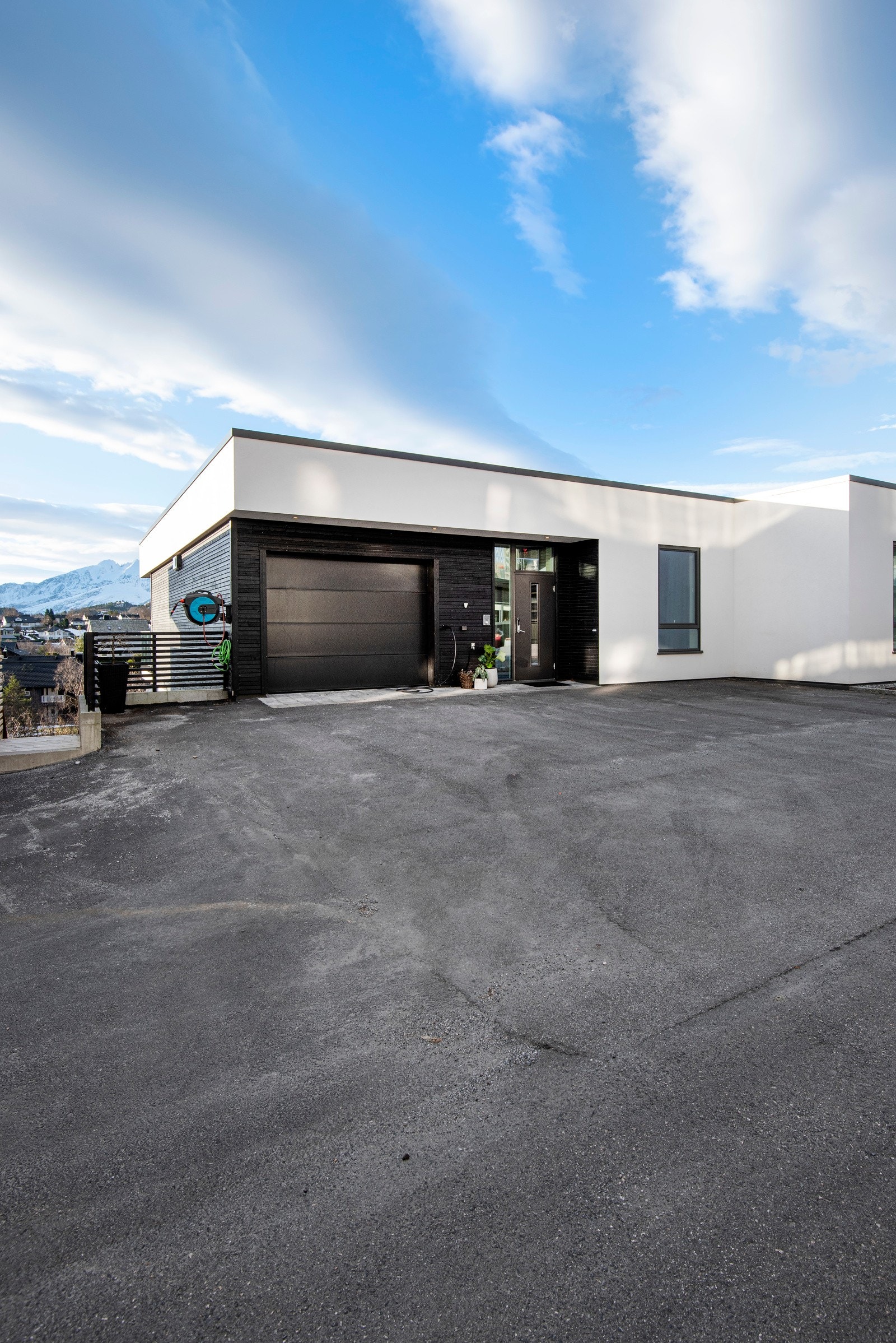 Godt med oppstillingsplasser utenfor huset. Galleribilde