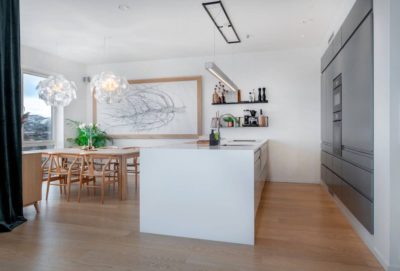 Det er åpen løsning mellom kjøkken og stue. Dette kombinert med den gode takhøyden, gir en romslig og lys atmosfære. Galleribilde