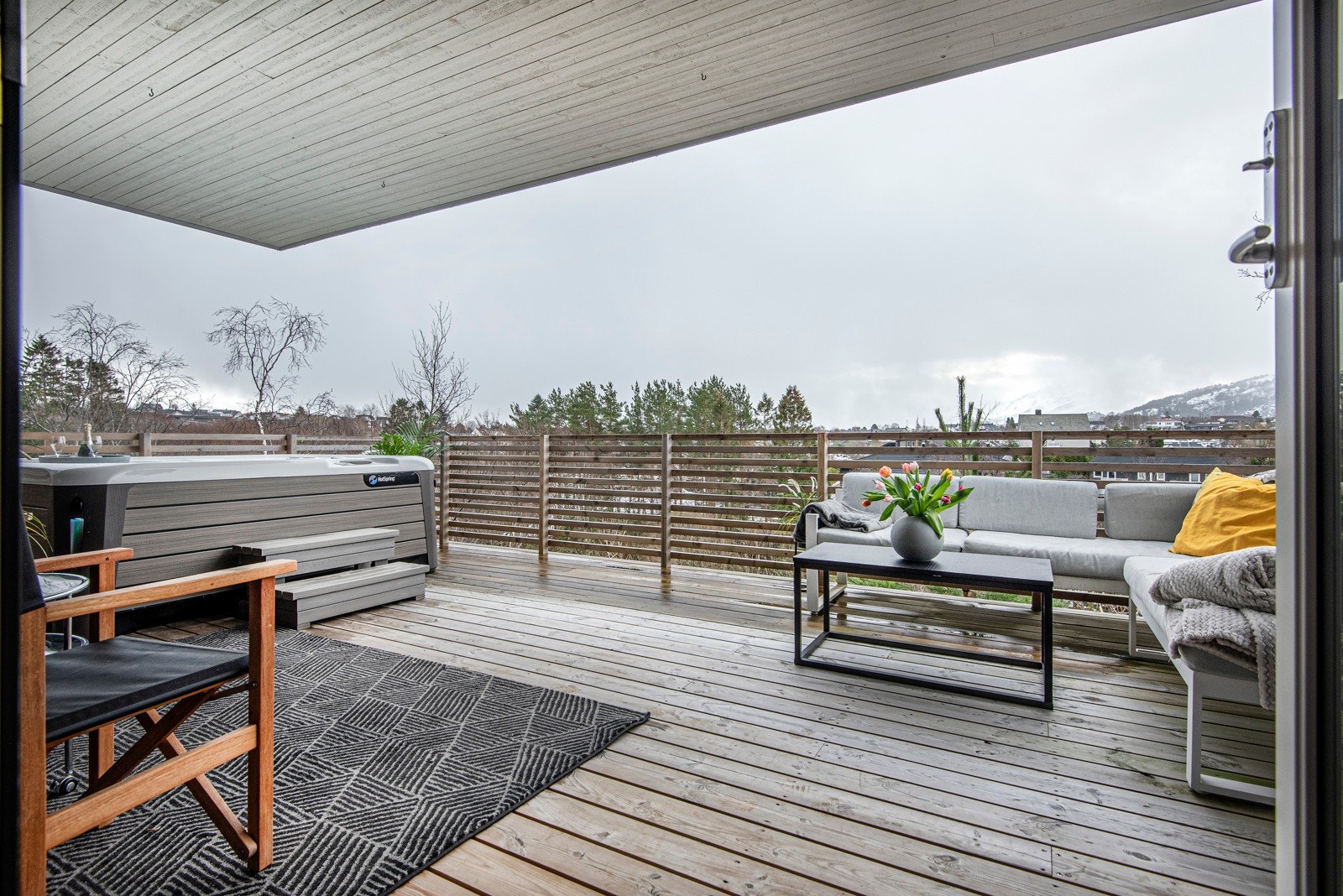 I underetg har man flott og overbygd terrasse med nydelig utsikt og skjermet beliggenhet. Galleribilde