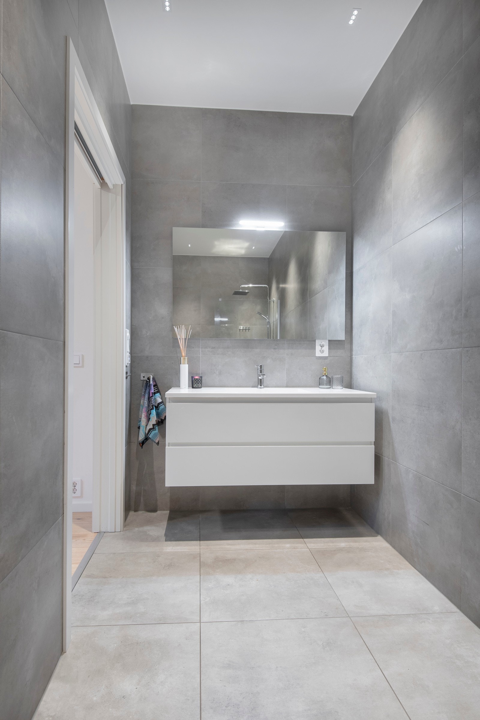 Lekkert bad med tidløs innredning og 60x60 fliser. Galleribilde