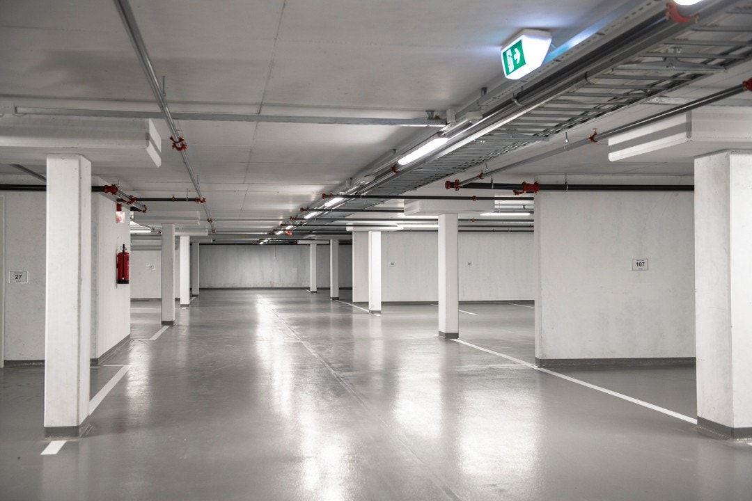 Parkeringskjeller med lademuligheter Galleribilde