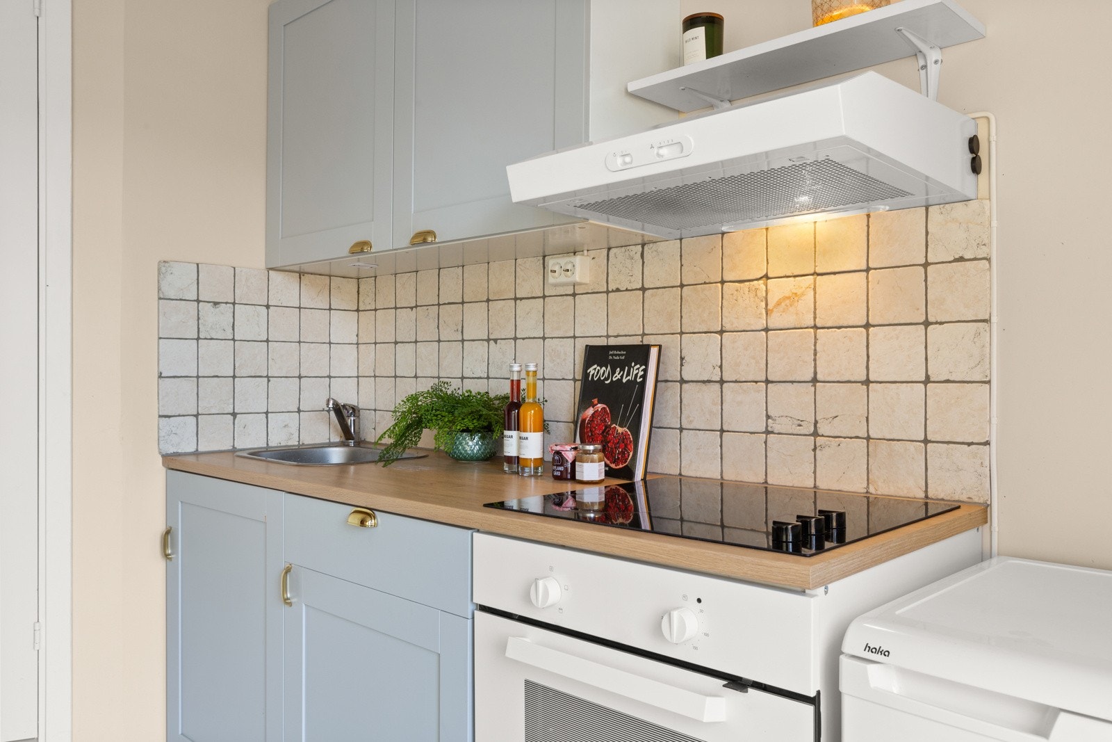 - Integrerte hvitevarer med keramisk platetopp og stekeovn - Galleribilde