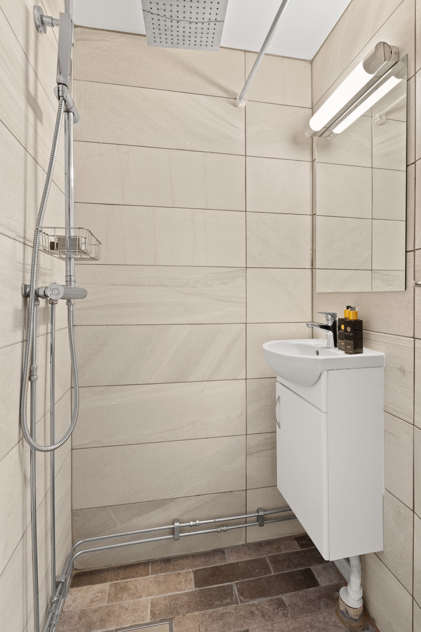 - Baderom med nye fliser og ny baderomsinnredning fra 2020 - Galleribilde