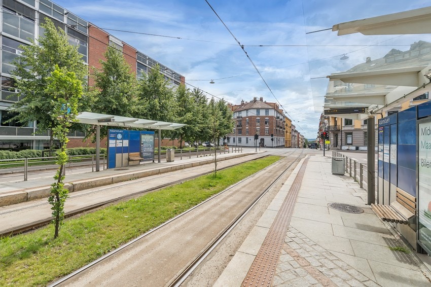 - Ypperlig kollektivtilbud i området Her fra trikkeholdeplass på Adamstuen - Galleribilde