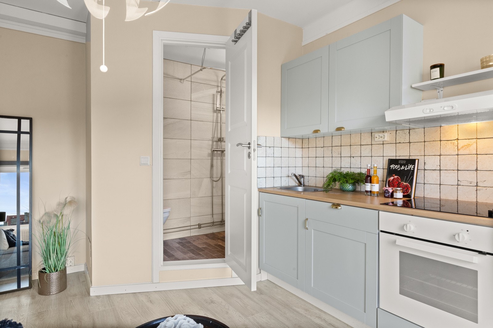 - Leilighet ble pusset opp med nye overflater, nytt kjøkken, nye fliser og innredning på baderom i 2020 - Galleribilde