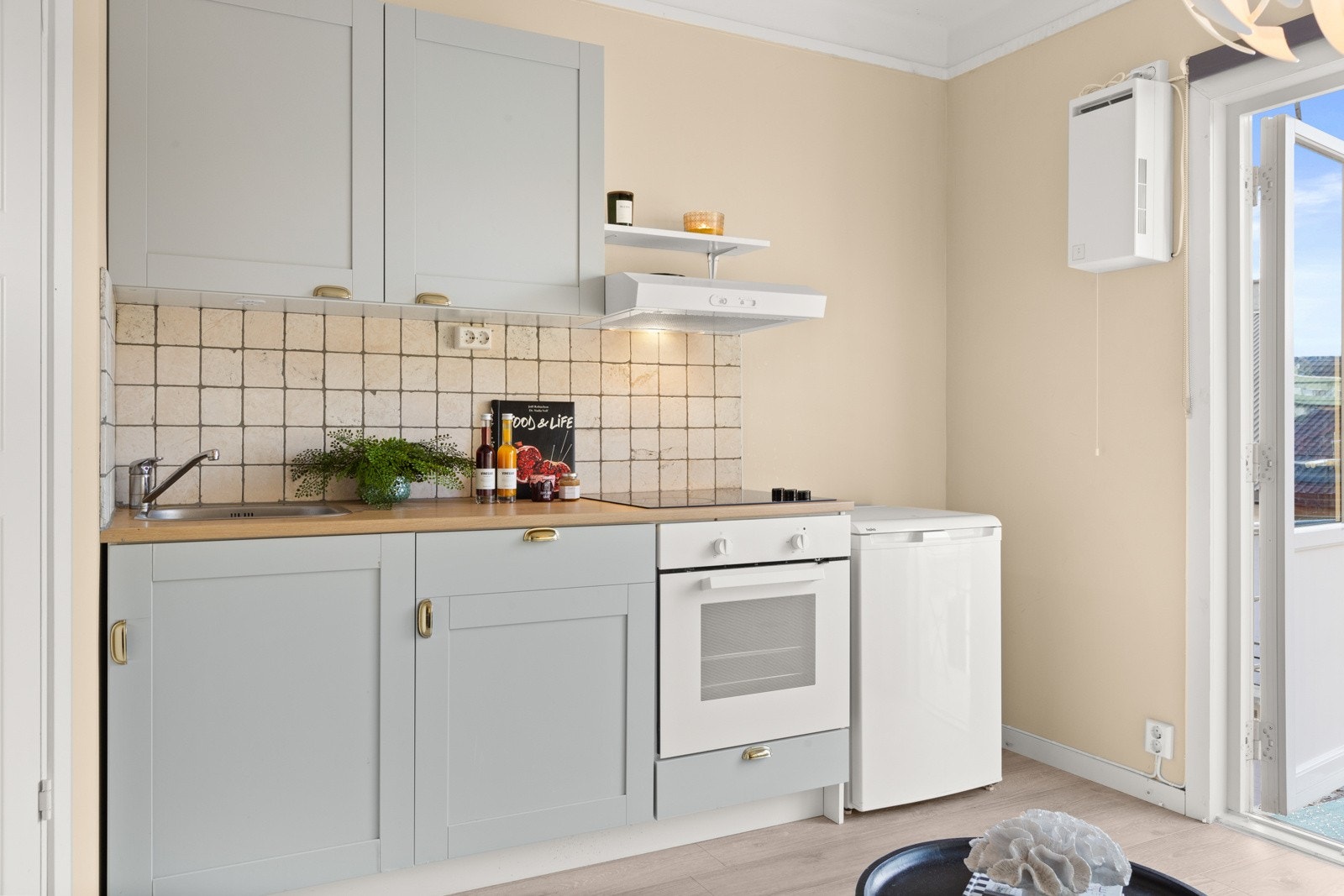 - Kjøkkeninnredning med malte profilerte fronter, laminat benkeplate, oppvaskkum i stål, fliser over benk - Galleribilde