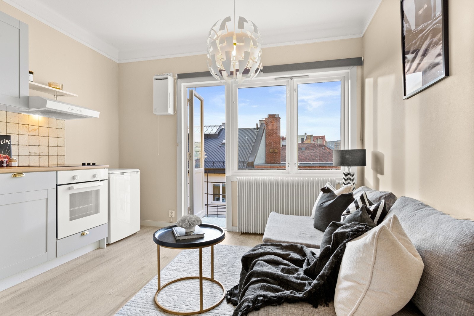 - Stue med åpen kjøkkenløsning | Leiligheten ble pusset opp med nytt laminatgulv og nymalte veggflater i 2020 - Galleribilde