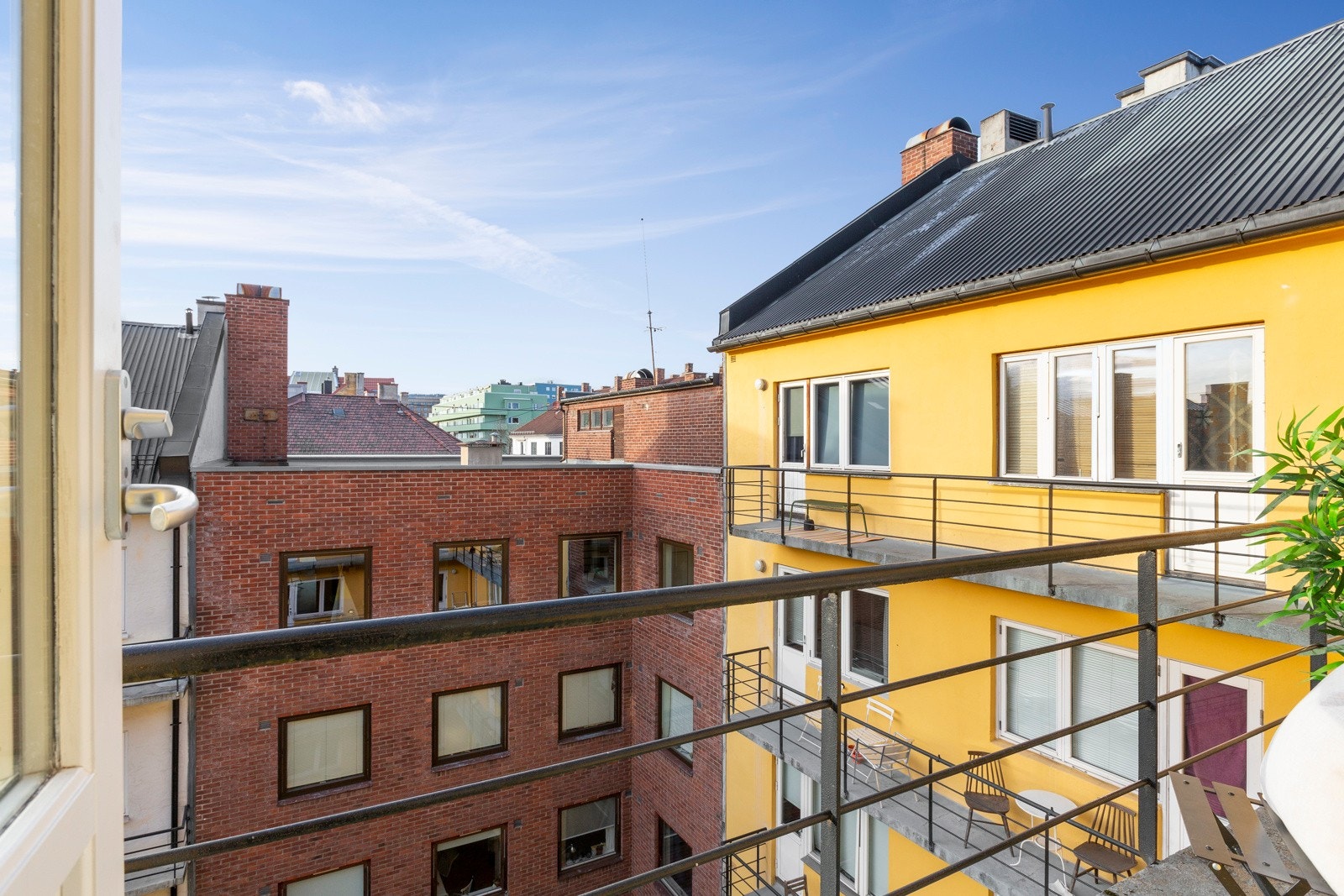 - På brannbalkong er det sol fra ca kl. 15 - 21 på sommerstid - Galleribilde