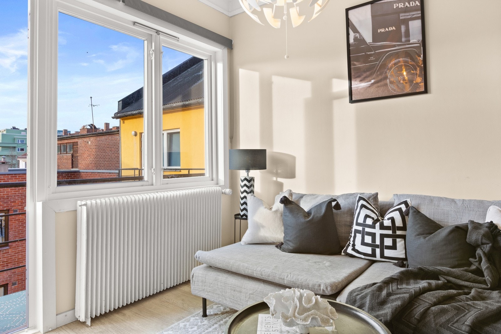 - Godt med naturlig lys fra vindusflater - Galleribilde