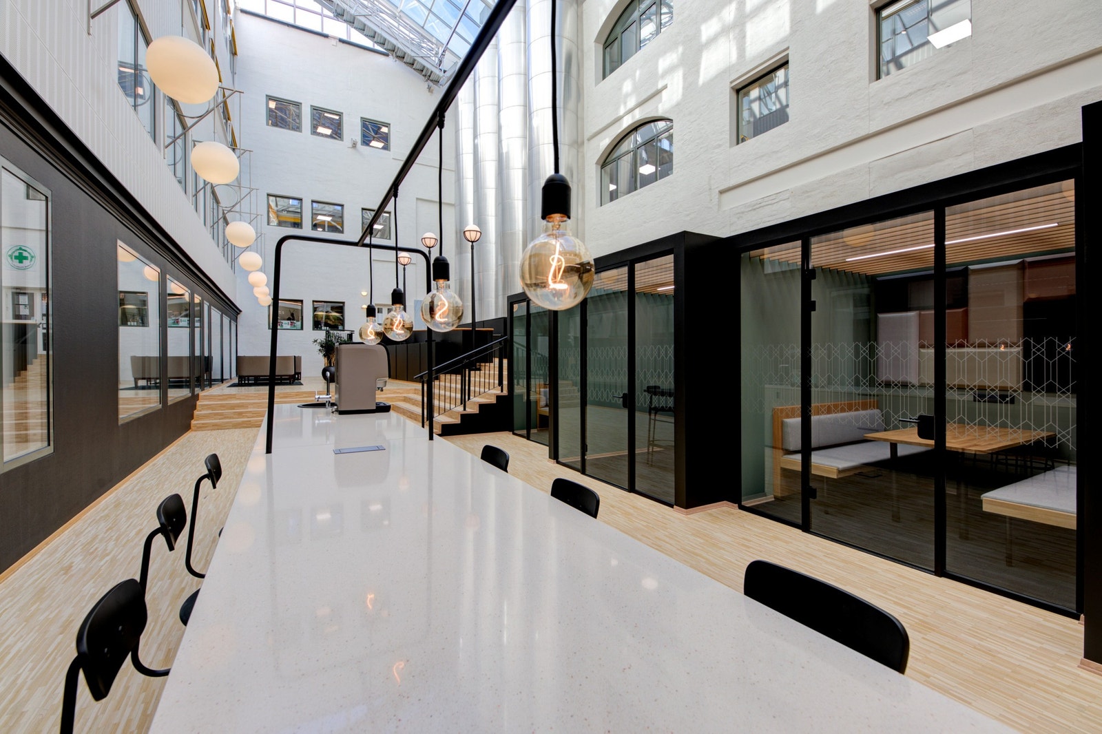 I Glassgården kan du sitte å jobbe, enten åpent eller i en av møteromsboksene. Galleribilde