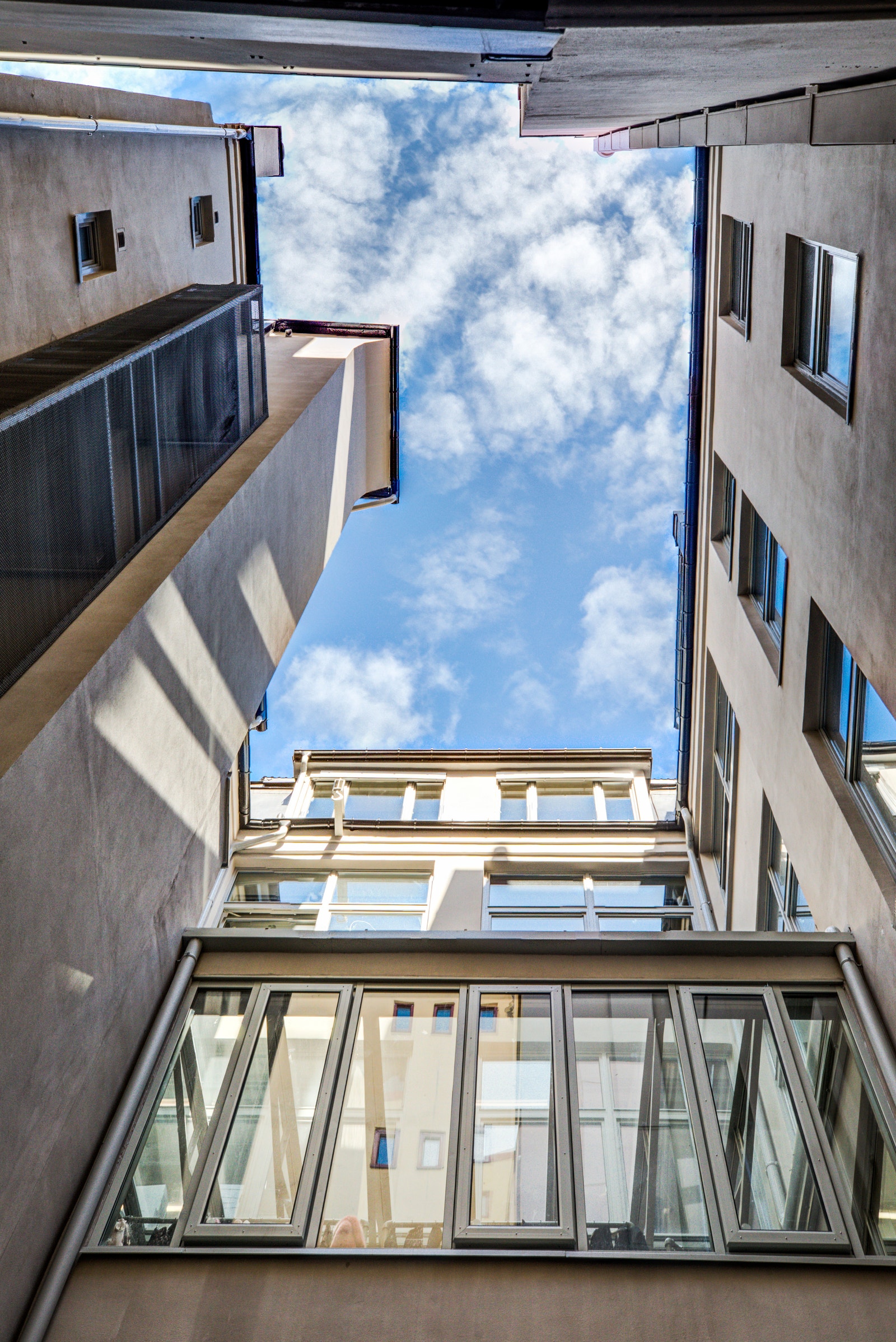 Lys og åpen bakgård. Galleribilde