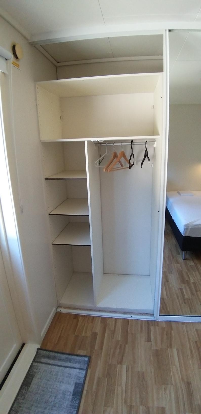 Room TJELTA. 150x200 cm bed Galleribilde