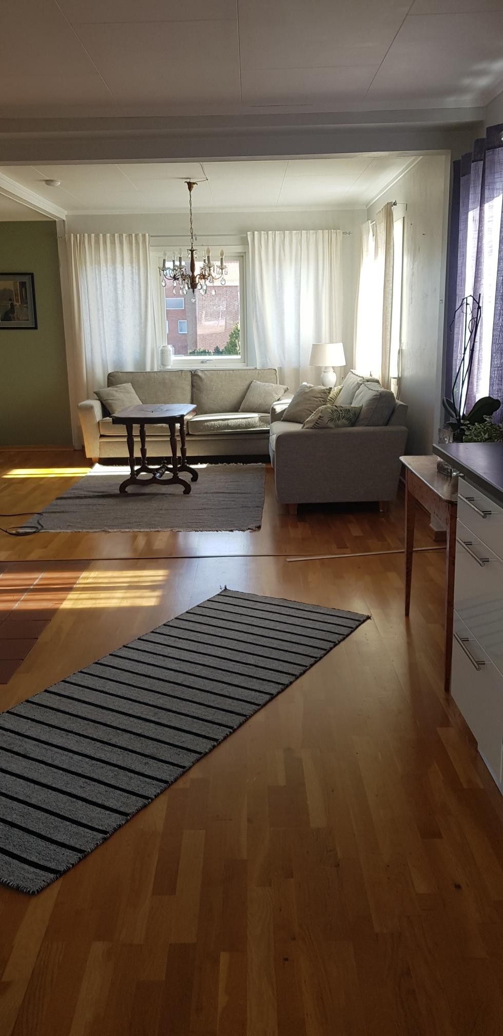 Stue i forlengelse av kjøkken, utgang til balkong bak gardina Galleribilde