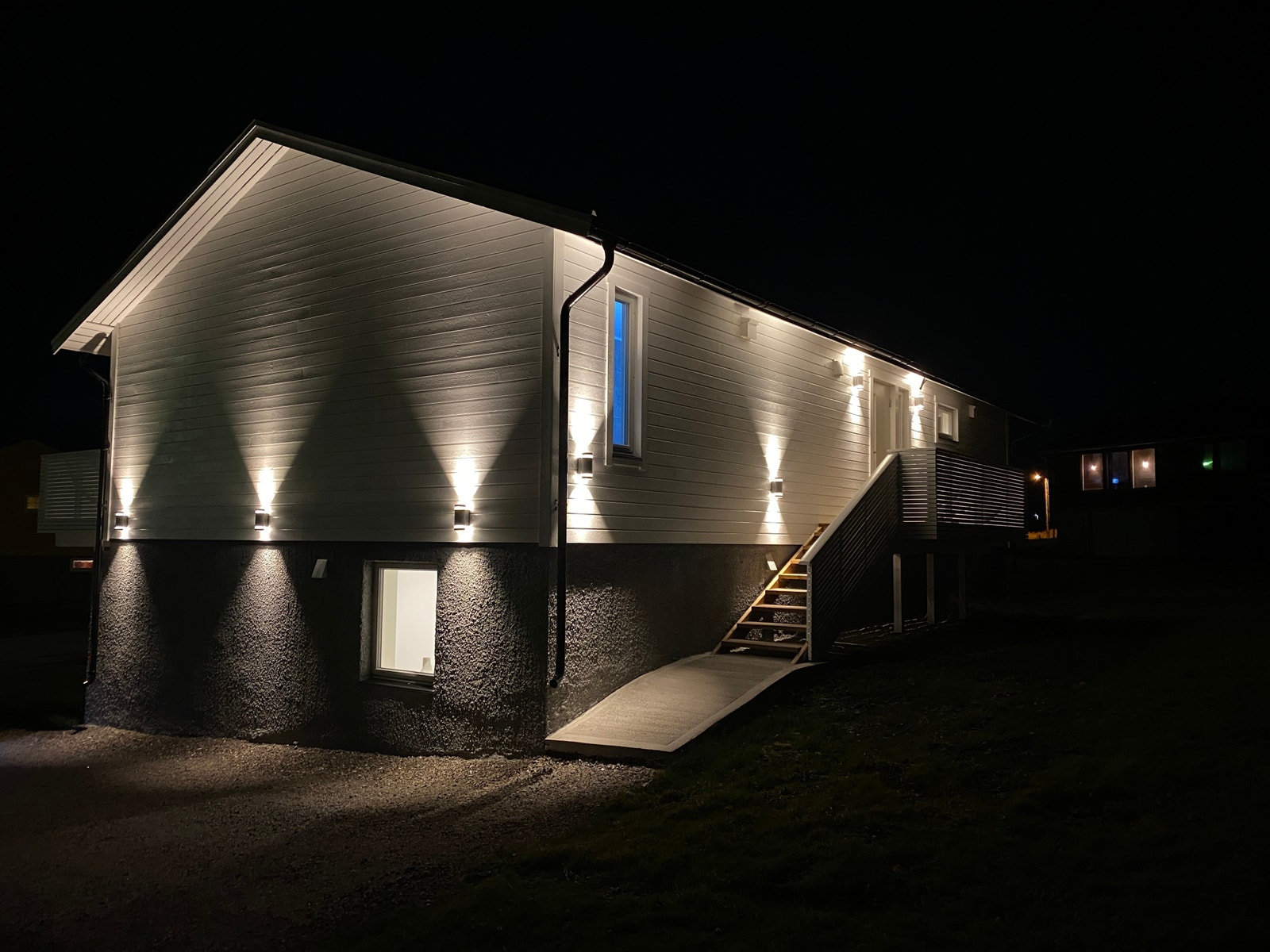 Utendørs belysning fra baksiden av huset Galleribilde