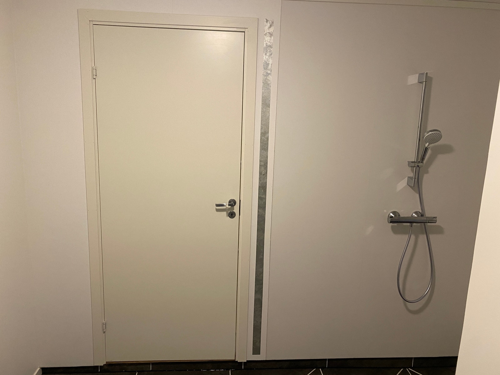 Inngang til garasje og vaskerom Galleribilde