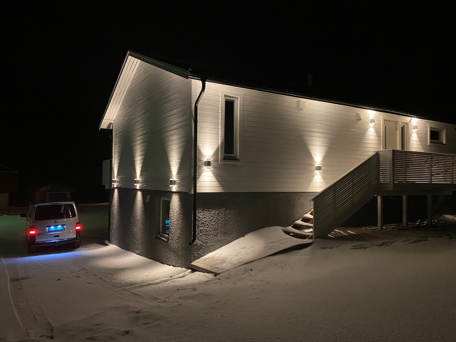 Utendørs belysning fra baksiden av huset Galleribilde