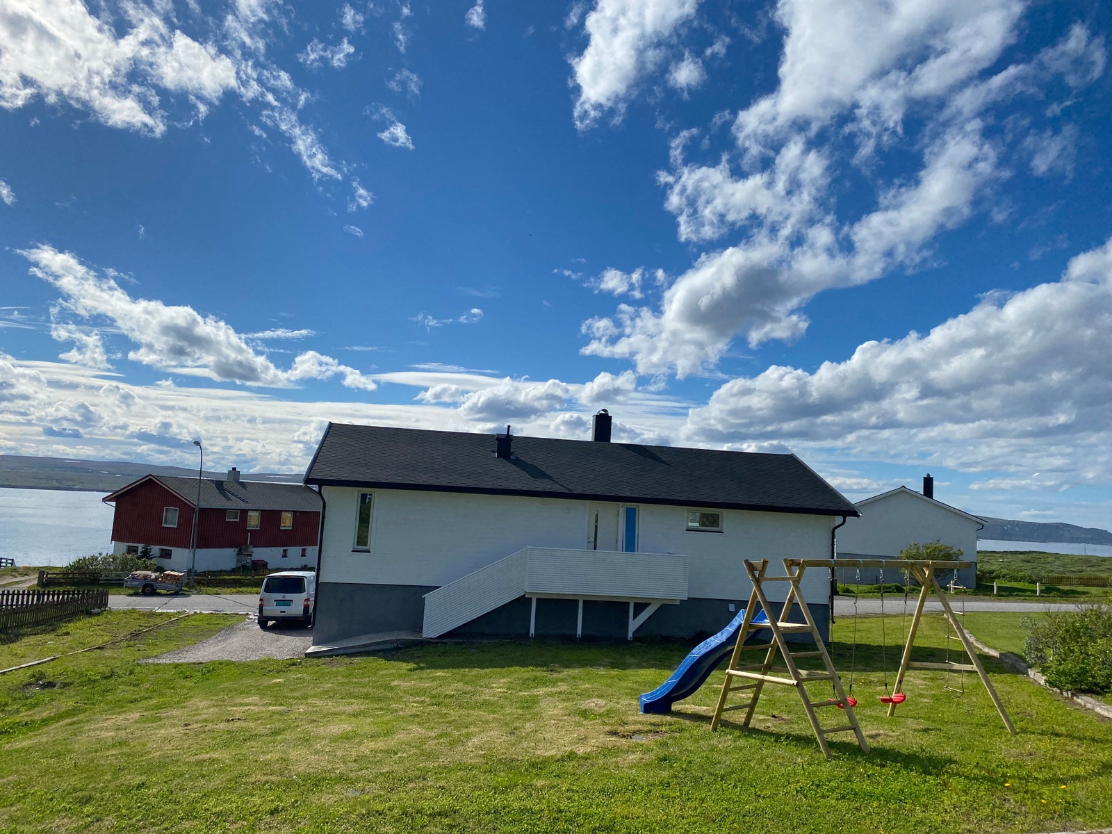 Stor hage. Baksiden av huset. Galleribilde