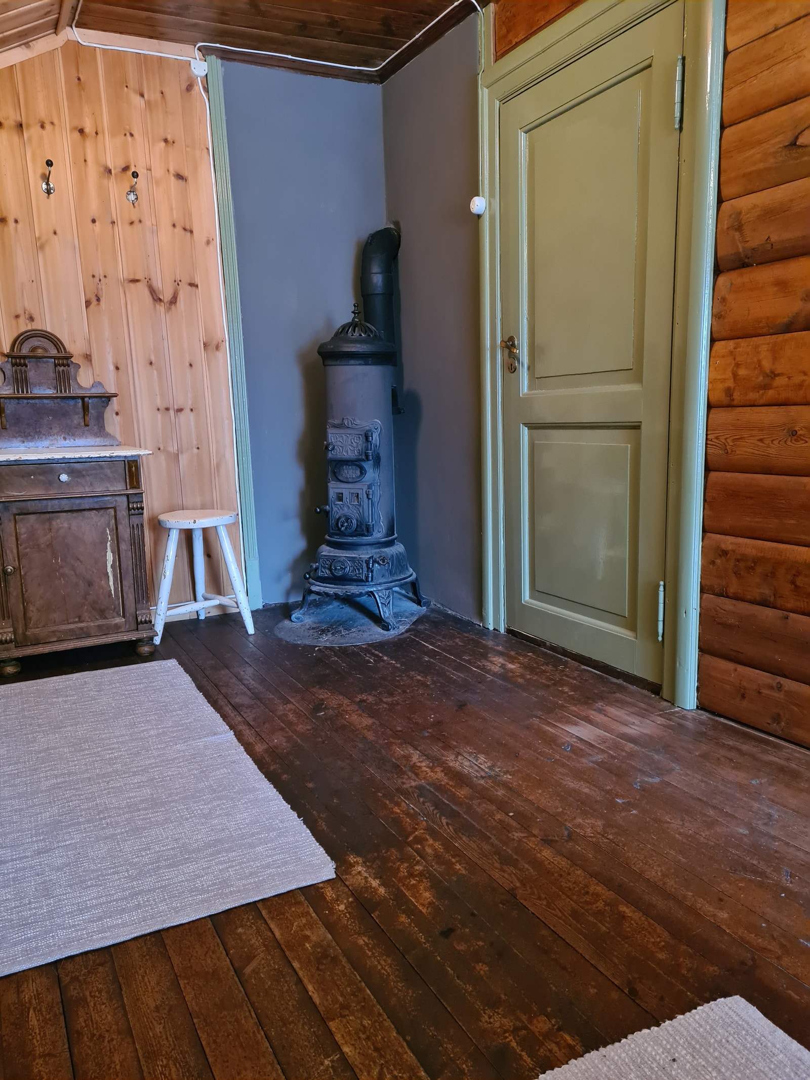 Soverommene er også beholdt i autentisk stil anno 1930 Galleribilde