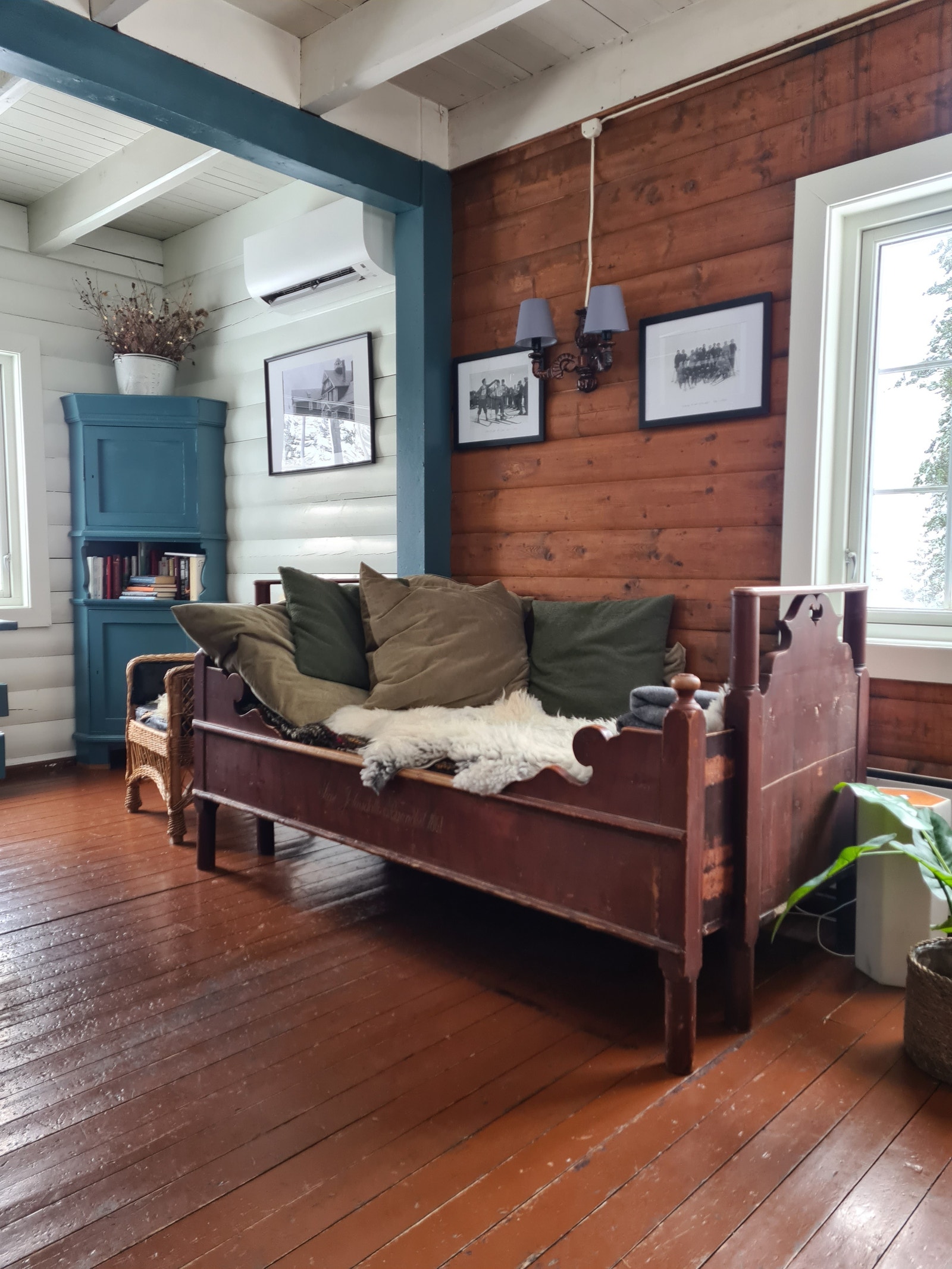 Etter en frisk og deilig tur i bymarka er det godt å ta en liten formiddagsstrekk i den gamle skuvsenga på stua, med fyr på peisen kan det ikke bli bedre. Galleribilde