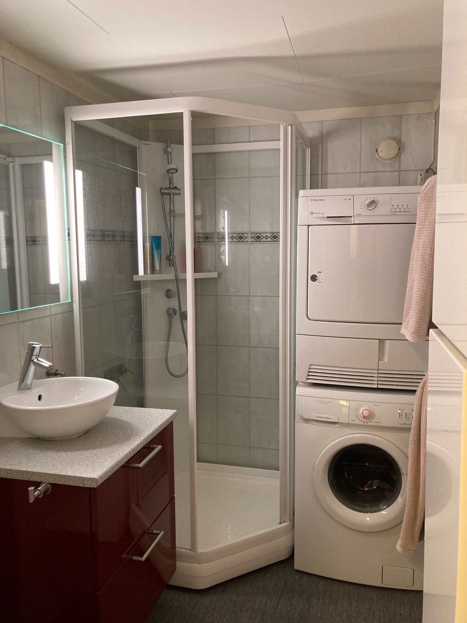 Servant, dusj, vaskemaskin og tørketrommel Galleribilde