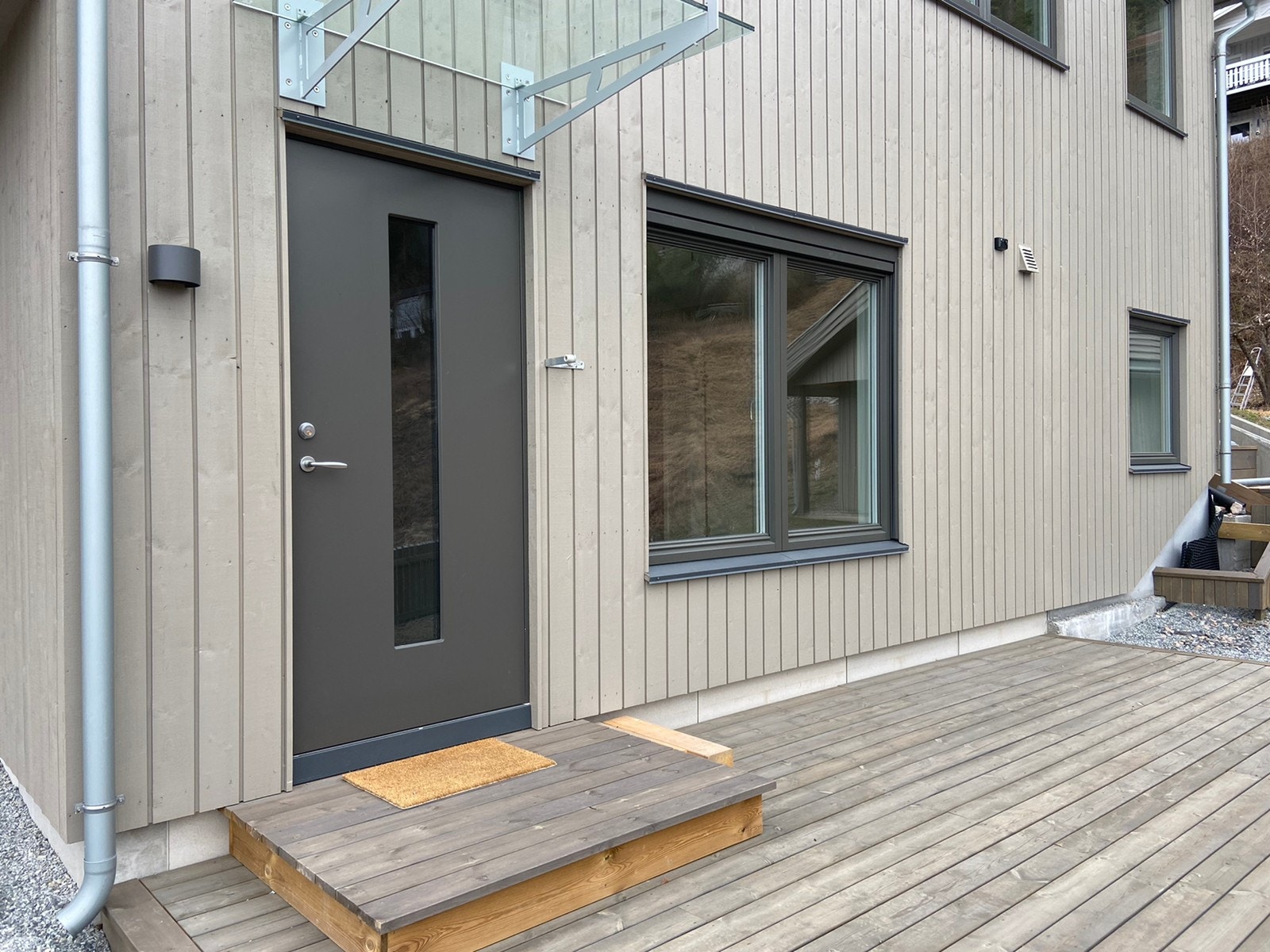 Inngangsparti med platting/uteplass Galleribilde