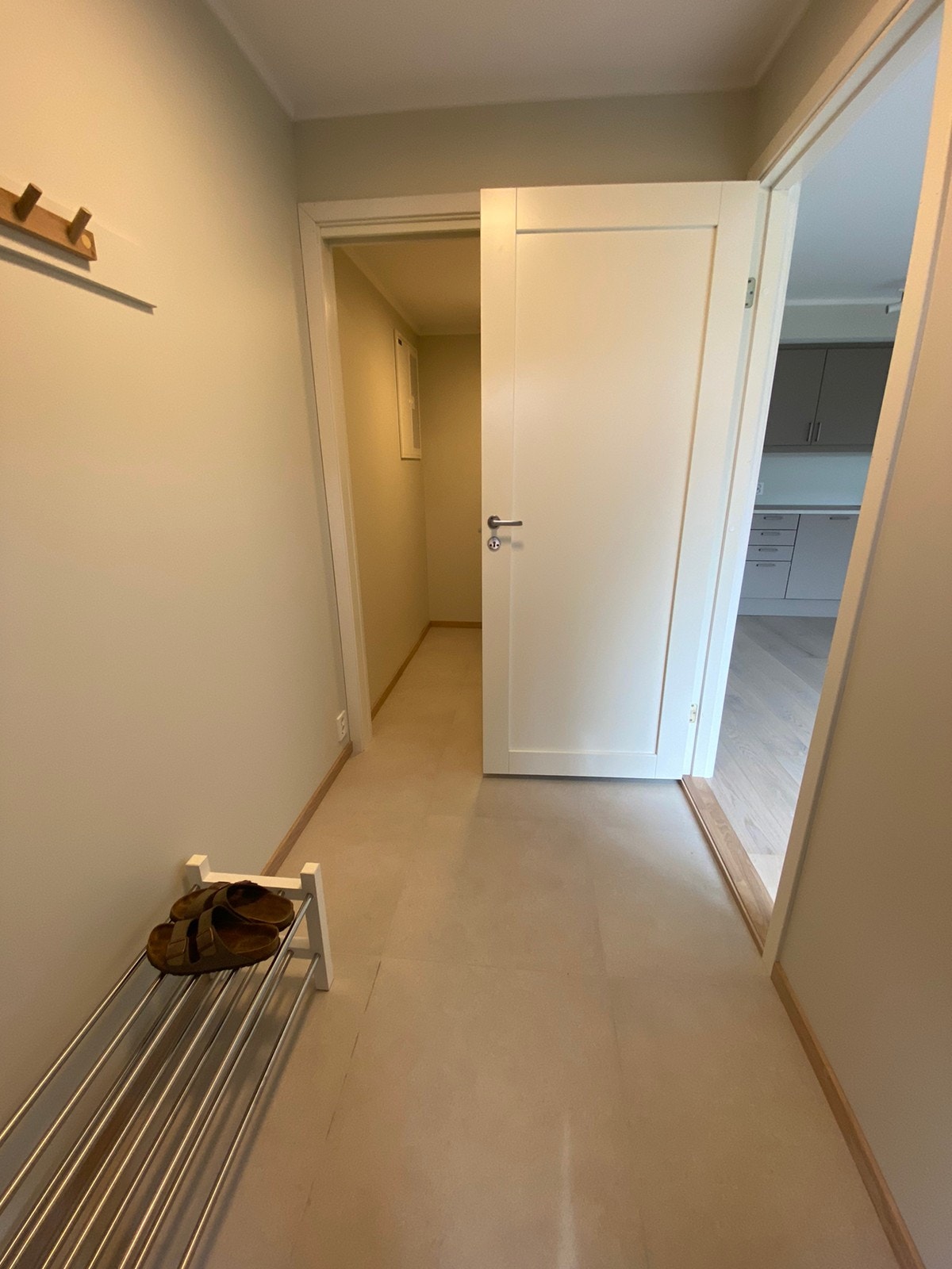 Gang med inngang til bod/teknisk rom Galleribilde